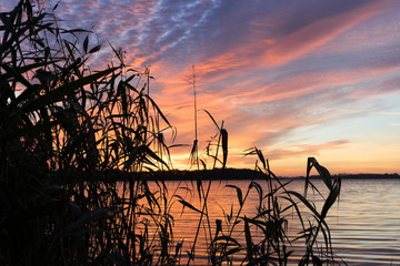 wschód słońca nad zatoką, pomarańczowe niebo © Anna