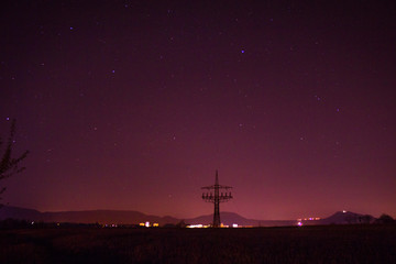 Obraz premium Strommast und Sternenhimmel
