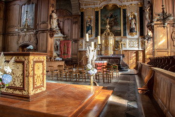 Fototapeta na wymiar Fougères . Autel de l'église Saint Sulpice. Ilie et Vilaine. Bretagne 