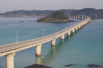 Fototapeta na wymiar 海にかかる橋