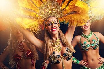 Brasilianische Frauen tanzen Samba im Karneval