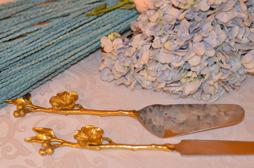 Obraz premium autumn leaves on wooden background