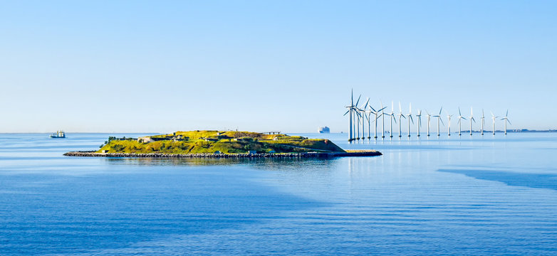Fototapeta Island Middelgrundsfortet and offshore wind turbines on the coast of Copenhagen in Denmark