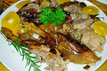 gänsefleisch auf einem teller