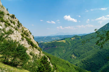 Fototapeta na wymiar Panorama dal sentiero nella valle dell'Ambro