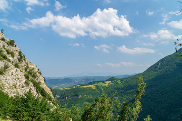 Panorama dal sentiero nella valle dell'Ambro