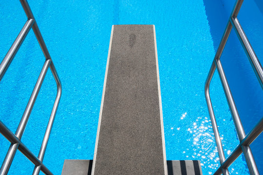 Sprungbrett mit Schwimmbecken, Vogelperspektive