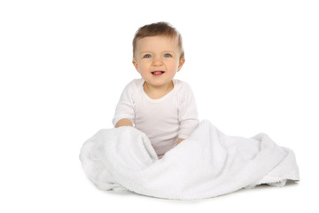 Baby sitzt lachend auf einer Decke