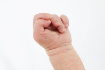 Hand eines Babys vor weißem Hintergrund