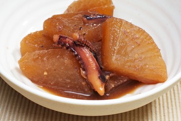 煮込んだ烏賊と大根