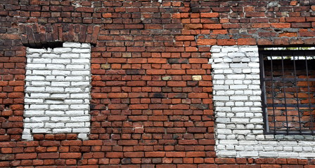 Rote Mauer aus Ziegelsteinen mit zugemauerten Fenstern auf dem Bazar Rozyckiego