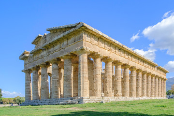 Obraz premium Scenic view of ruins of ancient greek temple in ancient touristic town Paestum in Italy