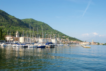 Fototapeta na wymiar Porticciolo di Salò sul lago di Garda
