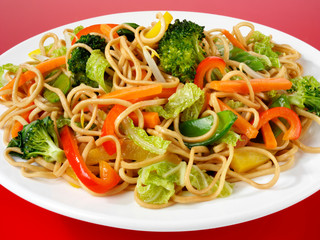 STIR FRIED NOODLES AND VEGETABLES