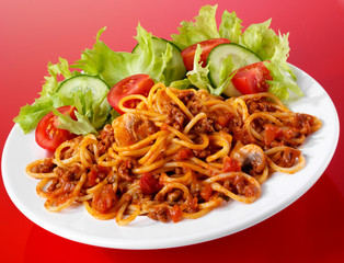 PLATE OF SPAGHETTI BOLOGNESE WITH SALAD