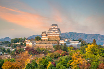 Naklejka premium Zamek Himeji jesienią o zachodzie słońca