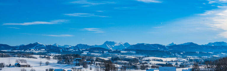 Winterlandschaft im Allgäu mit Bergkette Bayern Deutschland