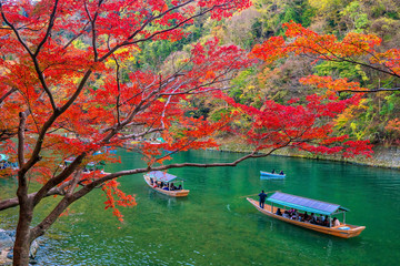 Fototapety  Kolorowa Arashiyama w sezonie jesiennym wzdłuż rzeki w Kioto