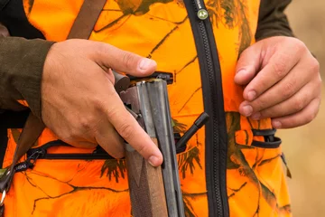 Stickers pour porte Chasser Le chasseur en tenue de chasse avec un nouveau fusil de chasse