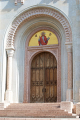 Antico portone di una chiesa con mosaico