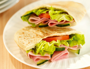 PITTA BREAD FILLED WITH HAM AND SALAD