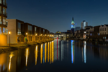 Eine Nachtansicht auf einen See