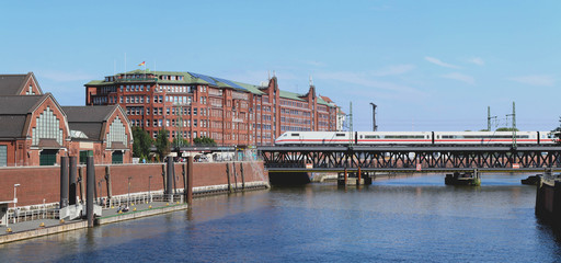 Obraz premium Hamburg Deichtorhallen Speicherstadt mit Fernzug