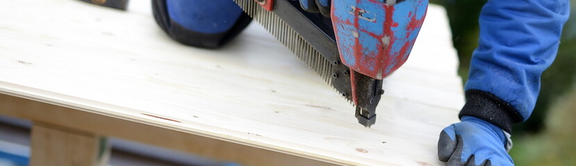 Dachdecken mit Holz beim Hausbau im Herbst / Winter als Zimmermann Banner für Holz Haus und...