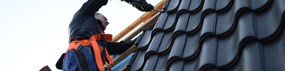 Banner: zuverlässiges Dachdecker Handwerk. Freier und freundlicher Dach-Geselle beim Luxus Eigenheim Bau