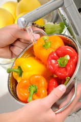 WASHING MIXED PEPPERS IN COLLANDER