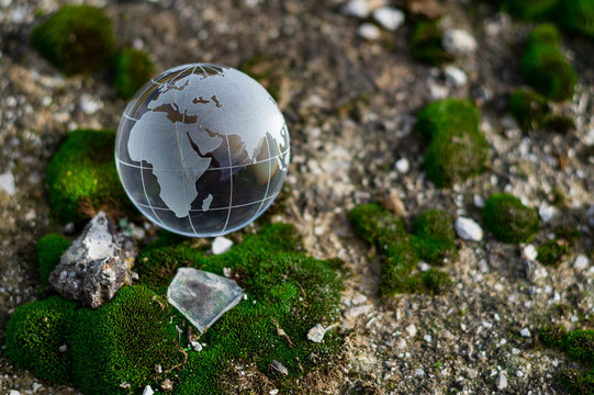 La terra &egrave; fragile come una sfera di cristallo