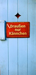Old enamel sign, metal sign, information sign "Draußen nur Kännchen"
it's Germanand means:  Outside in the garden coffee or tea is served only in small  pitchers, not in cups..