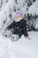 Fototapeta na wymiar child in winter forest