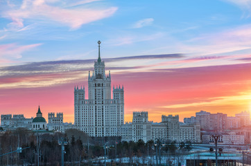 Алый рассвет над высоткой на Котельнической The scarlet clouds over a high-rise on Kotelnicheskaya
