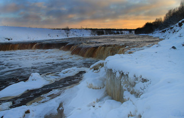 Закат над водопадом