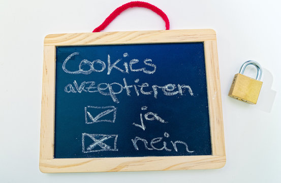 Tafel mit in deutsch Cookies akzeptieren ja nein in englisch Accept cookies yes no und einem Vorhängeschloss