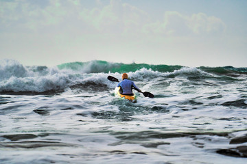 Kayaker è pronto ad affrontare le onde del Mar Mediterraneo.