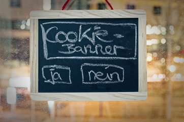 Tafel mit Aufschrift Cookie Banner und Vorhängeschloss