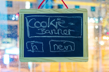 Tafel mit Aufschrift Cookie Banner und Vorhängeschloss