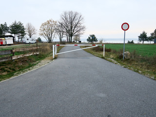 straße mit sperrscheibe und schranke