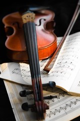 Naklejka premium Skrzypce Na Muzycznych Książkach Z Bliska
