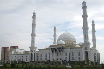 Fototapeta na wymiar The Hazrat Sultan Mosque in Astana with blue cloudy sky Kazakhstan