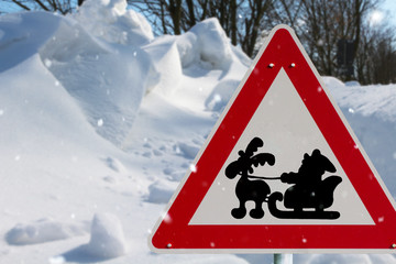 Verkehrszeichen mit Weihnachtsmann steht im Schnee