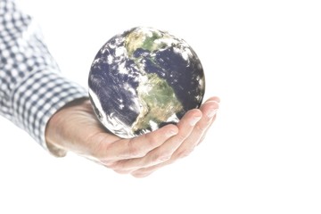 Ein Mann hält unsere Erde in seiner Hand. Konzept Klimaschutz, Ökologie und Umweltschutz.