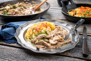 Traditionelles Zürcher Geschnetzeltes mit Rösti als closeup auf einem Zinnteller