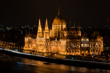 Fototapeta na wymiar das prächtige Parlamentsgebäude in Budapest, der Hauptstadt von Ungarn, Osteuropa, direkt am Donauufer bei Nacht mit Beleuchtung