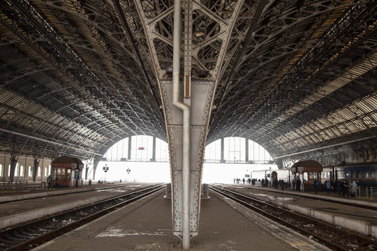 metal construction of arched type   to the terminal