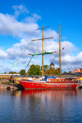Fototapeta na wymiar Segelschiff im Hafen Lübeck