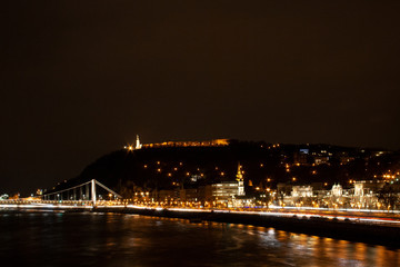 Fototapeta na wymiar der beleuchtete Burgpalast auf dem Burgberg in Budapest , der Hauptstadt von Ungarn, Osteuropa