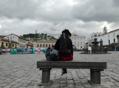 Donna sulla panchina a Quito, Ecuador